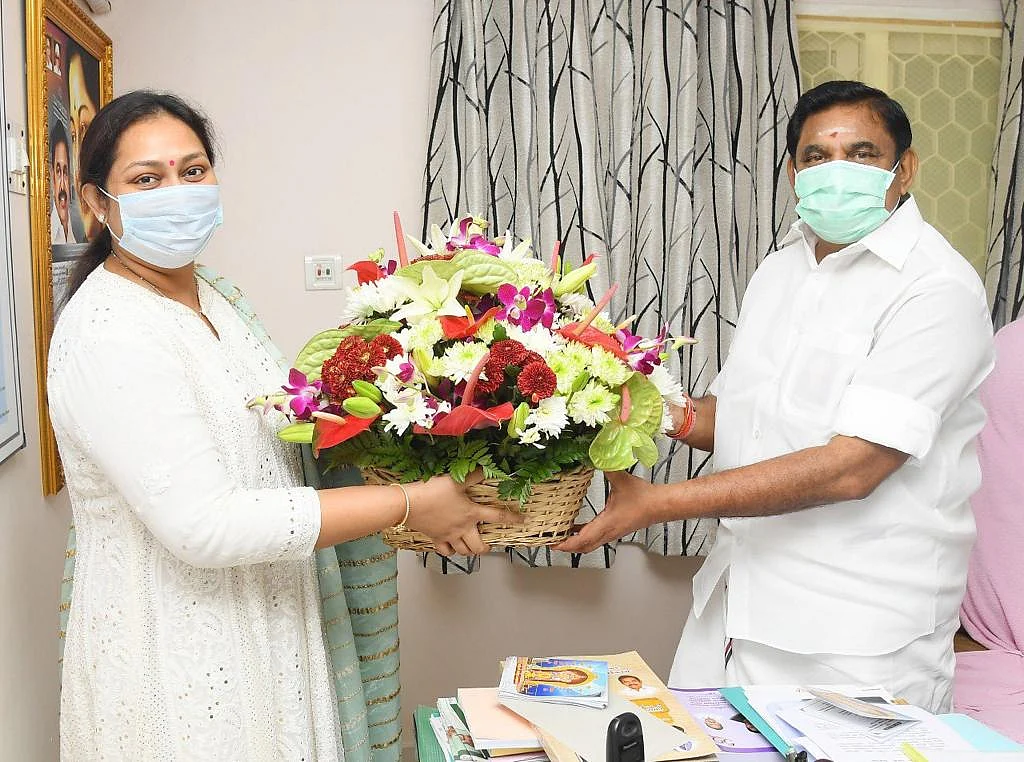 எடப்பாடி பழனிசாமியுடன் விந்தியா