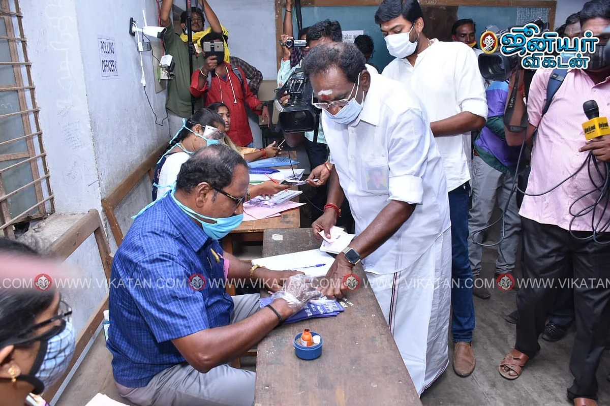 செல்லூர் ராஜூ வாக்களிக்க வந்தபோது...