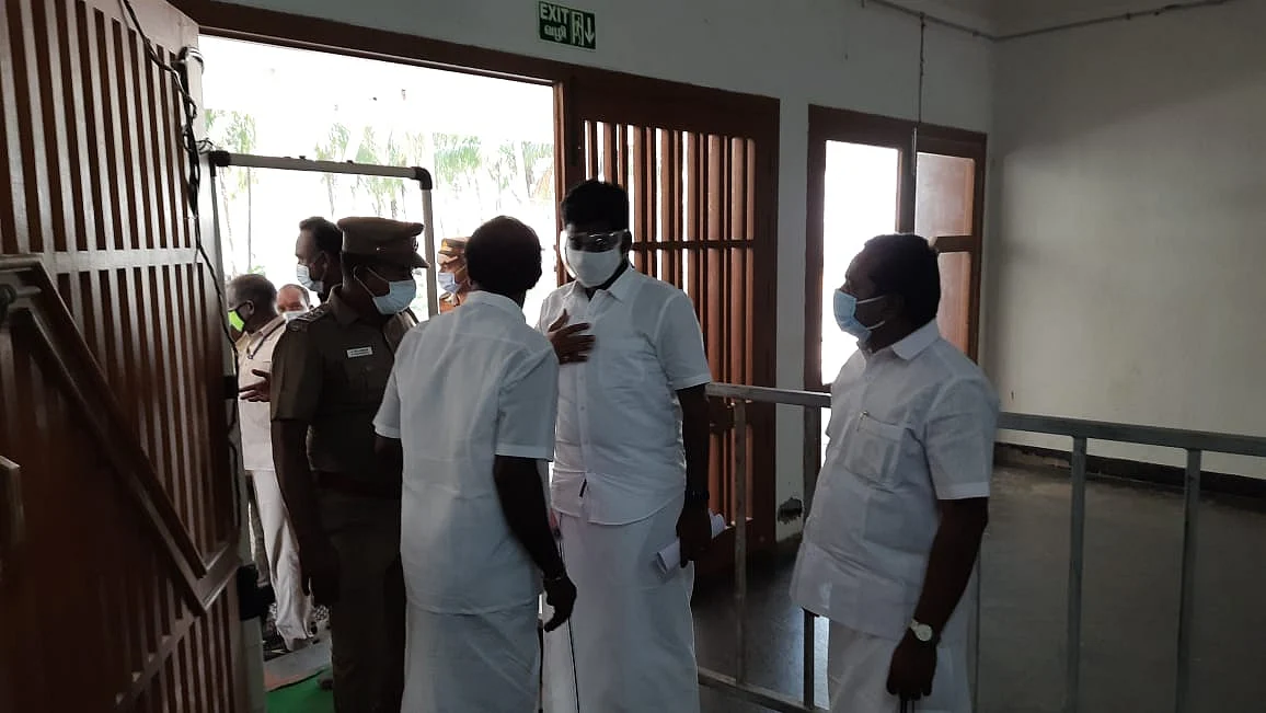 கரூர்: `பாஜக-வுக்கு 10-க்கும் மேற்பட்ட இடங்களில் வெற்றி; சட்டப் பேரவைக்குள் நுழைவோம்!' - அண்ணாமலை | Tamilnadu Bjp Deputy leader annamalai interview about election results and corona virus protection 2 ஆய்வு செய்யும் அண்ணாமலை
