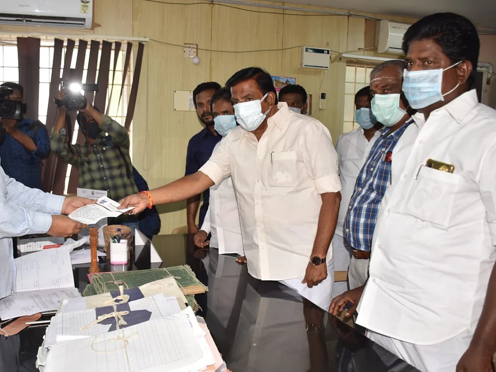 அதிகாலையில் இயங்கும் லேப்டாப்; வாக்குகள் மாற்றப்பட்டதா என சந்தேகம் - புகார் மனு அளித்த நேரு