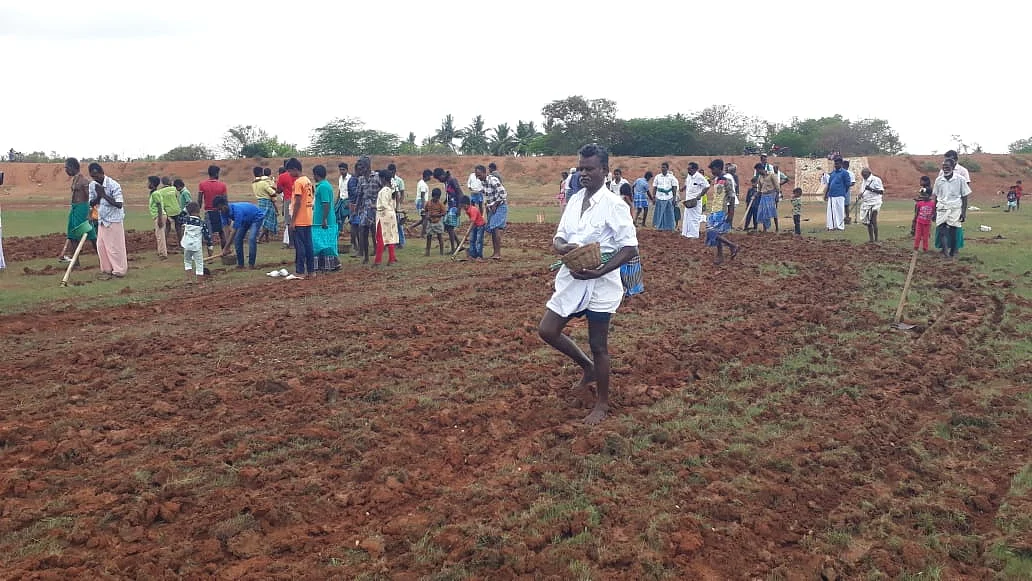 விதை நெல் தூவும் விவசாயி