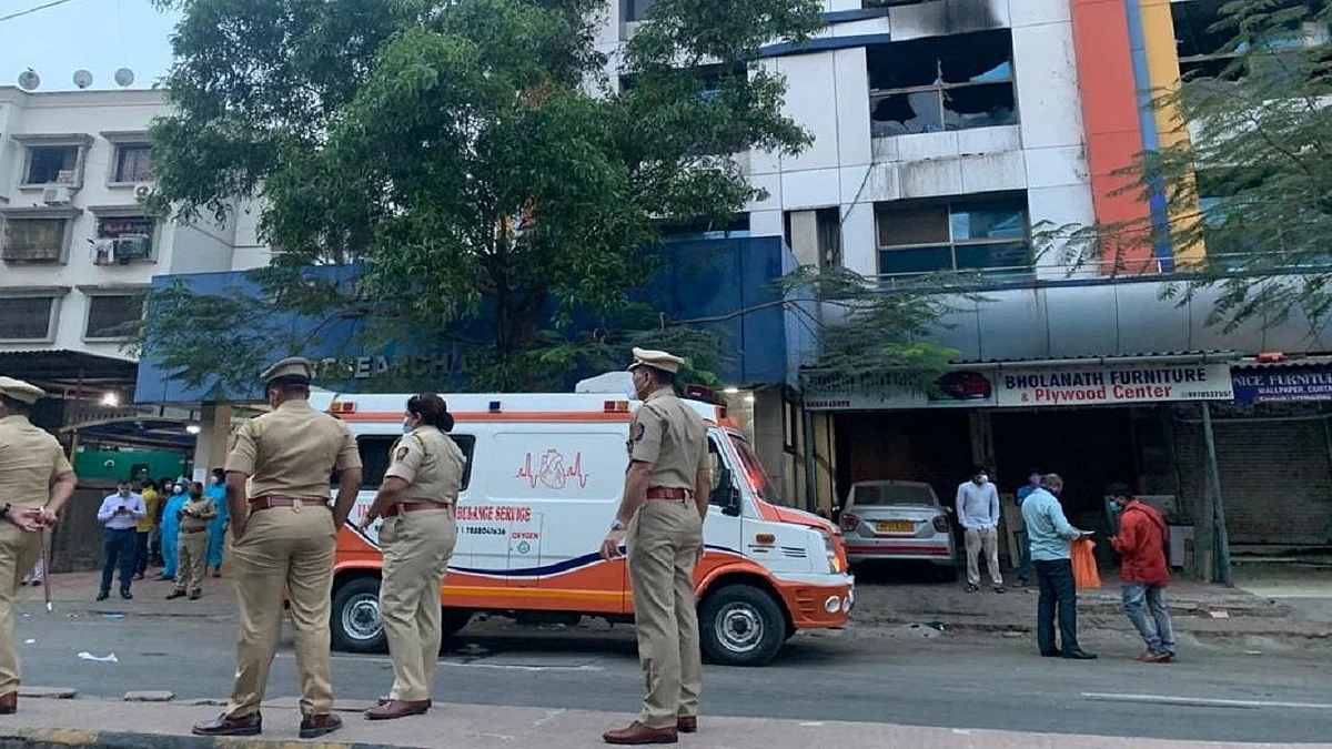 தீ விபத்து ஏற்பட்ட மருத்துவமனைக்கு வெளியில் போலீஸார்