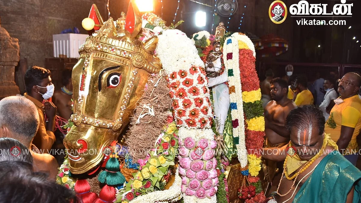 தங்கக்குதிரையில் கள்ளழகர்