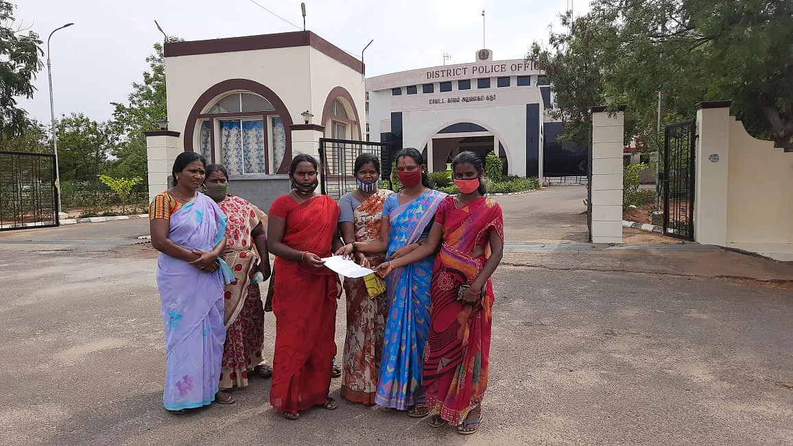 புகாரளிக்க வந்த சுயஉதவிக்குழுப் பெண்கள்