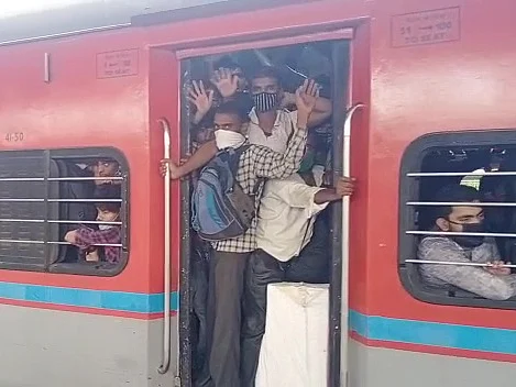 மகாராஷ்டிரா: மீண்டும் லாக்டெளன் அச்சம்... மும்பை, புனேயை காலி செய்யும் புலம்பெயர் தொழிலாளர்கள்
