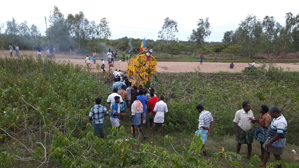 இறந்தவர் உடலை நடுரோட்டில் வைத்துப் போராட்டம்