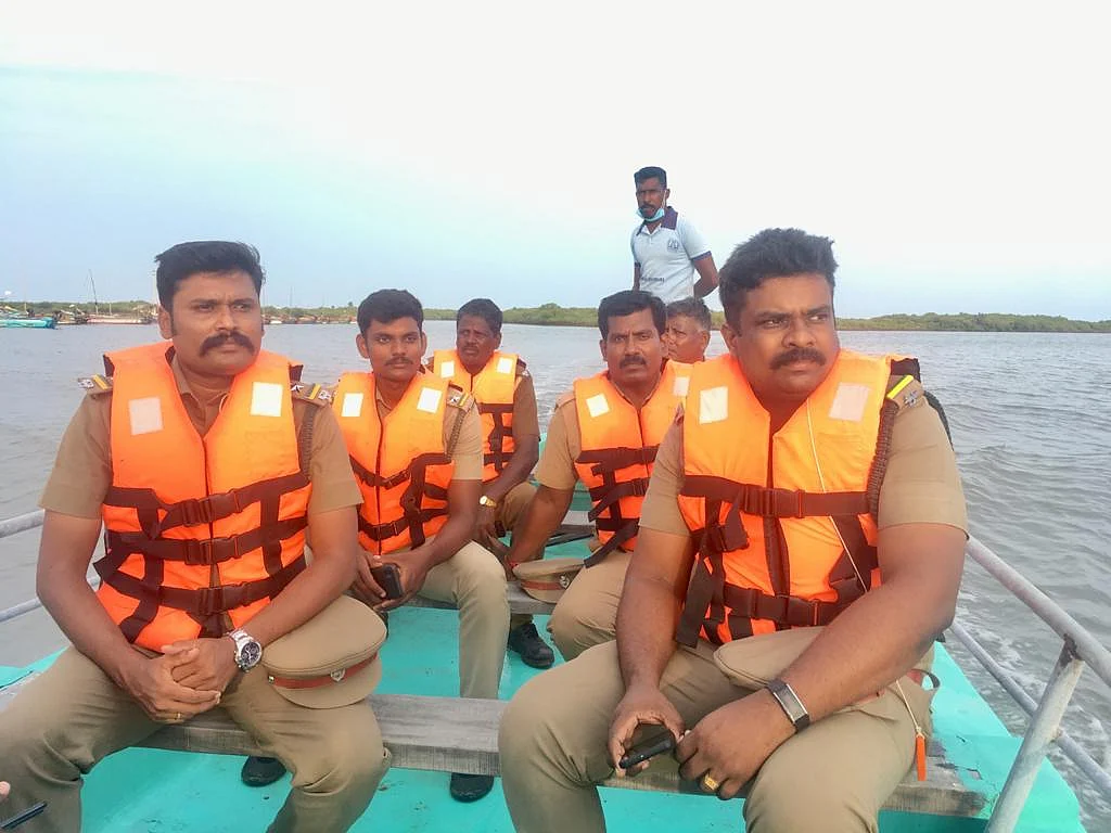 சதீஷ் தன் குழுவினருடன்...