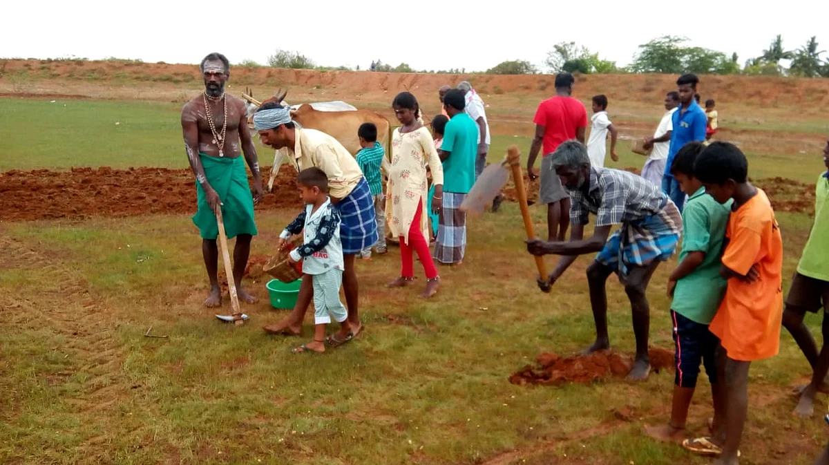 குழந்தைகளுடன் விவசாயிகள்