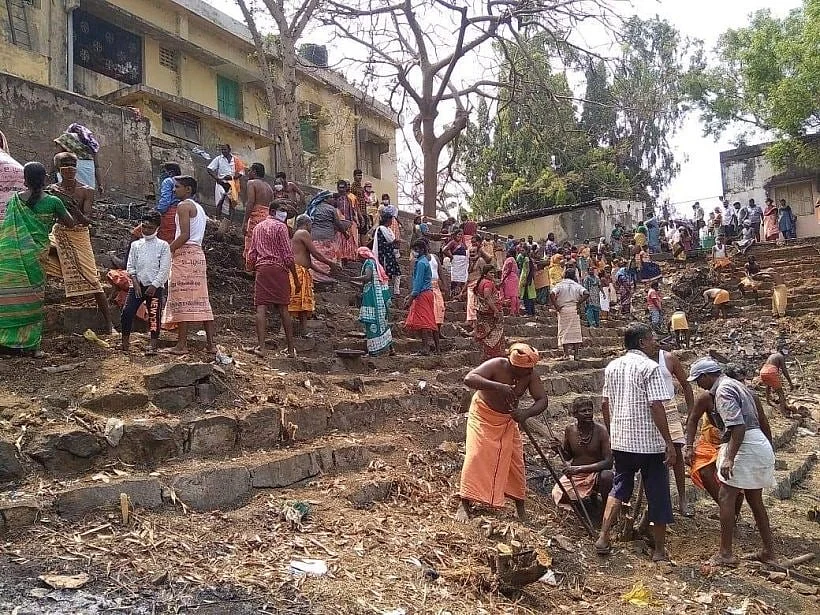 தூர் வாரும் சிவனடியார் தொண்டர்கள்