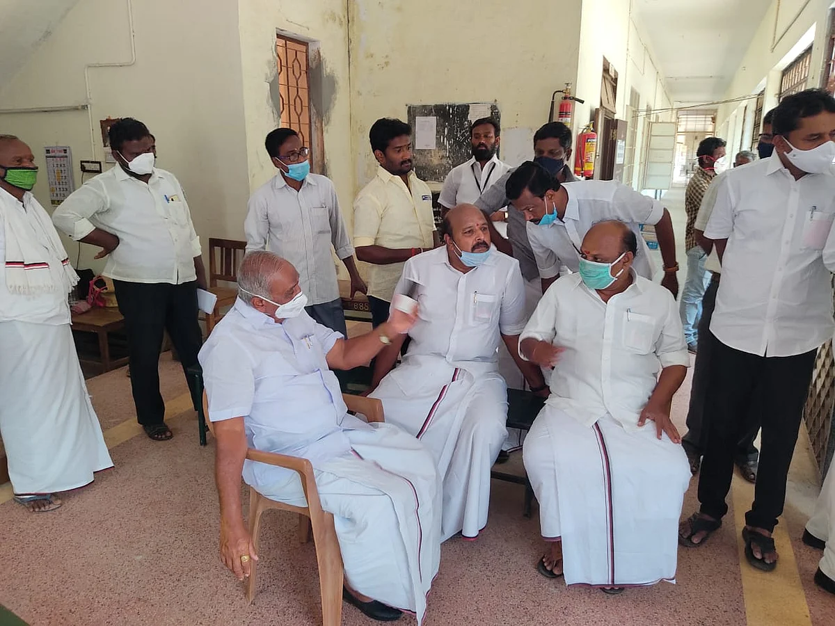 ஓட்டு இயந்திரம் வைக்கப்பட்டுள்ள மையத்தில் தி.மு.க வேட்பாளர்கள்