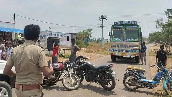 சாலைமறியல் போராட்டத்தில் குதித்த மக்கள்