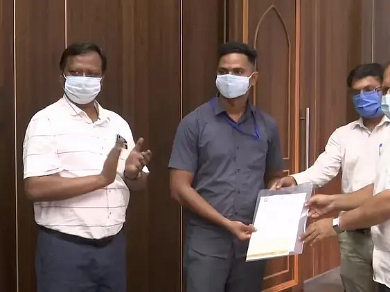 ரயில் தண்டவாளத்தில் இருந்து குழந்தையைக் காப்பாற்றிய மயூர் ஷெல்கேவுக்கு ரூ.50 ஆயிரம் பரிசு!