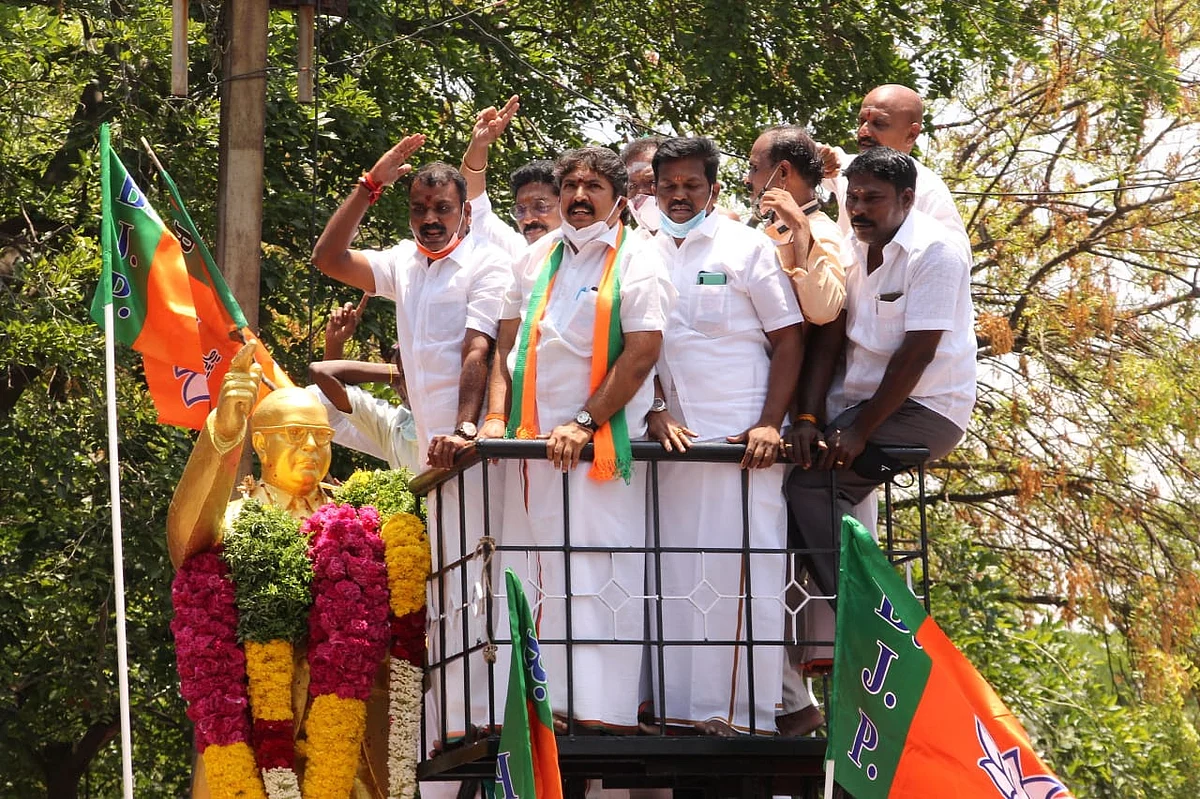 கட்சி நிர்வாகிகளுடன் எல்.முருகன்
