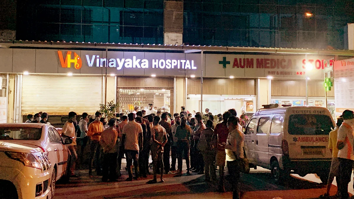 மருத்துவமனை முன்பு உறவினர்கள்