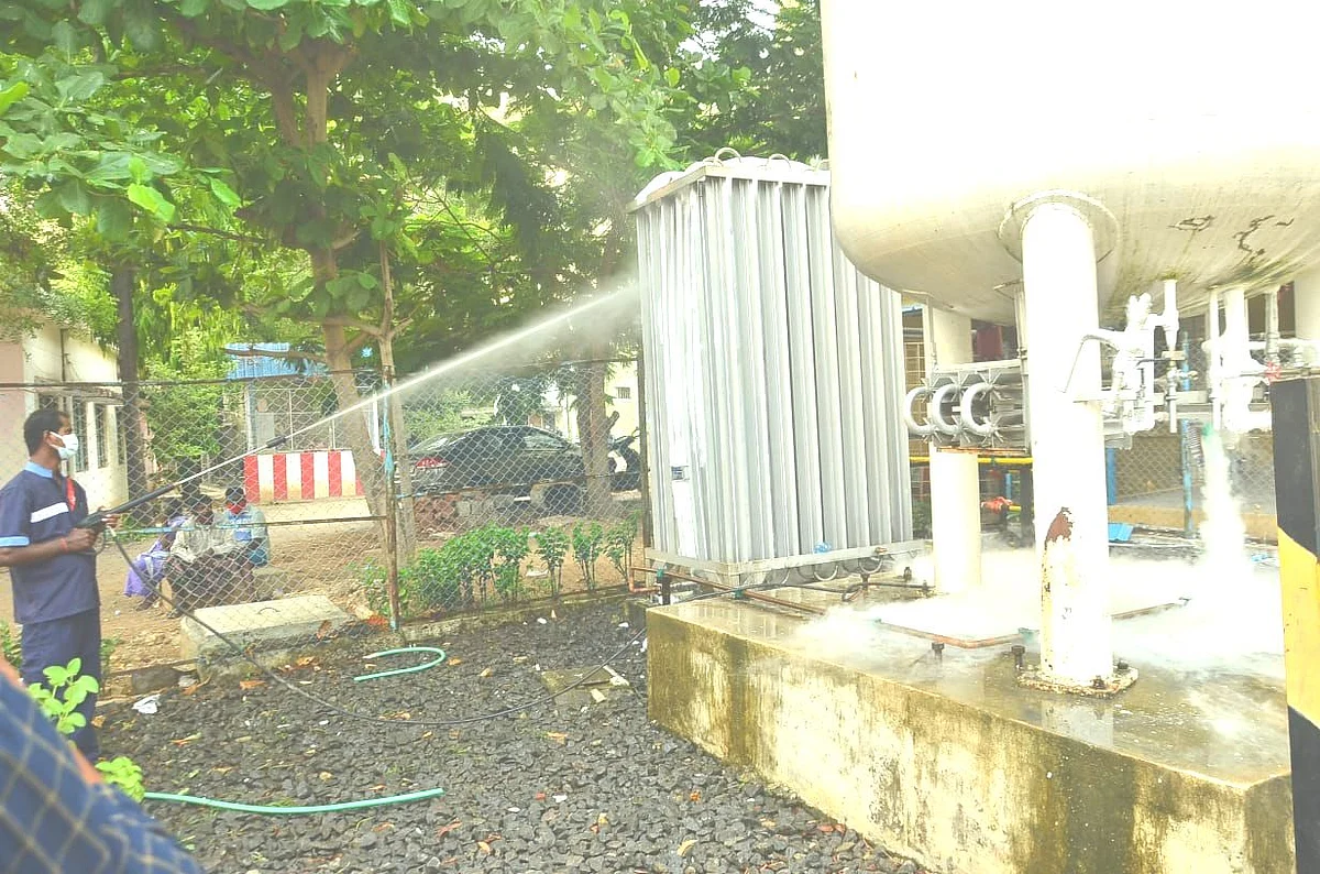 ஆக்ஸிஜன் கொள்கலன் மீது தண்ணீர் பீய்ச்சியடிப்பு