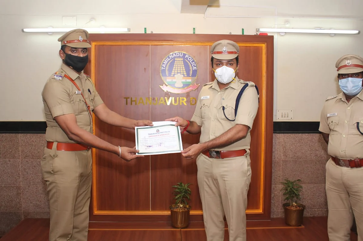 சான்றிதழ் கொடுக்கும் எஸ்.பி தேஷ்முக் சேகர் சஞ்சய்