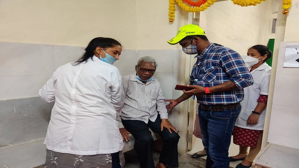 தாராவி சென்டரில் தடுப்பூசி