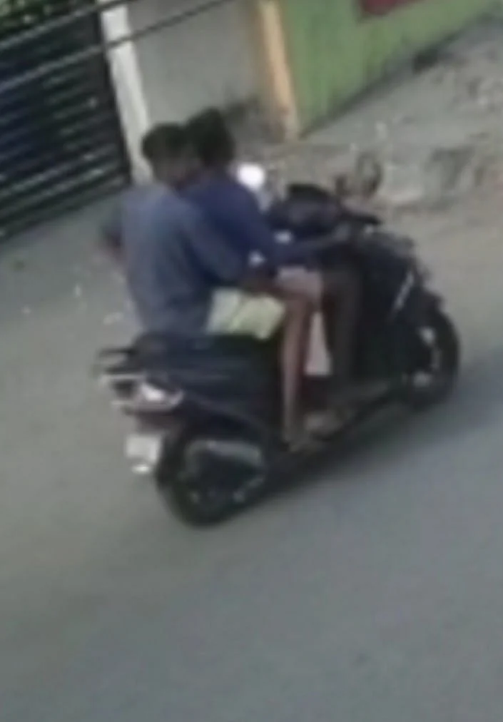 பைக்கில் தப்பிச் செல்லும் கொள்ளையர்கள்