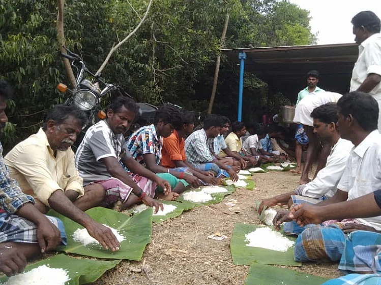 புதுக்கோட்டை: `எங்க பூஜை சோறு போட்டாலும் கிளம்பிடுவோம்!' - அன்னதானத்துக்காகவே ஒரு வாட்ஸ்அப் குரூப்