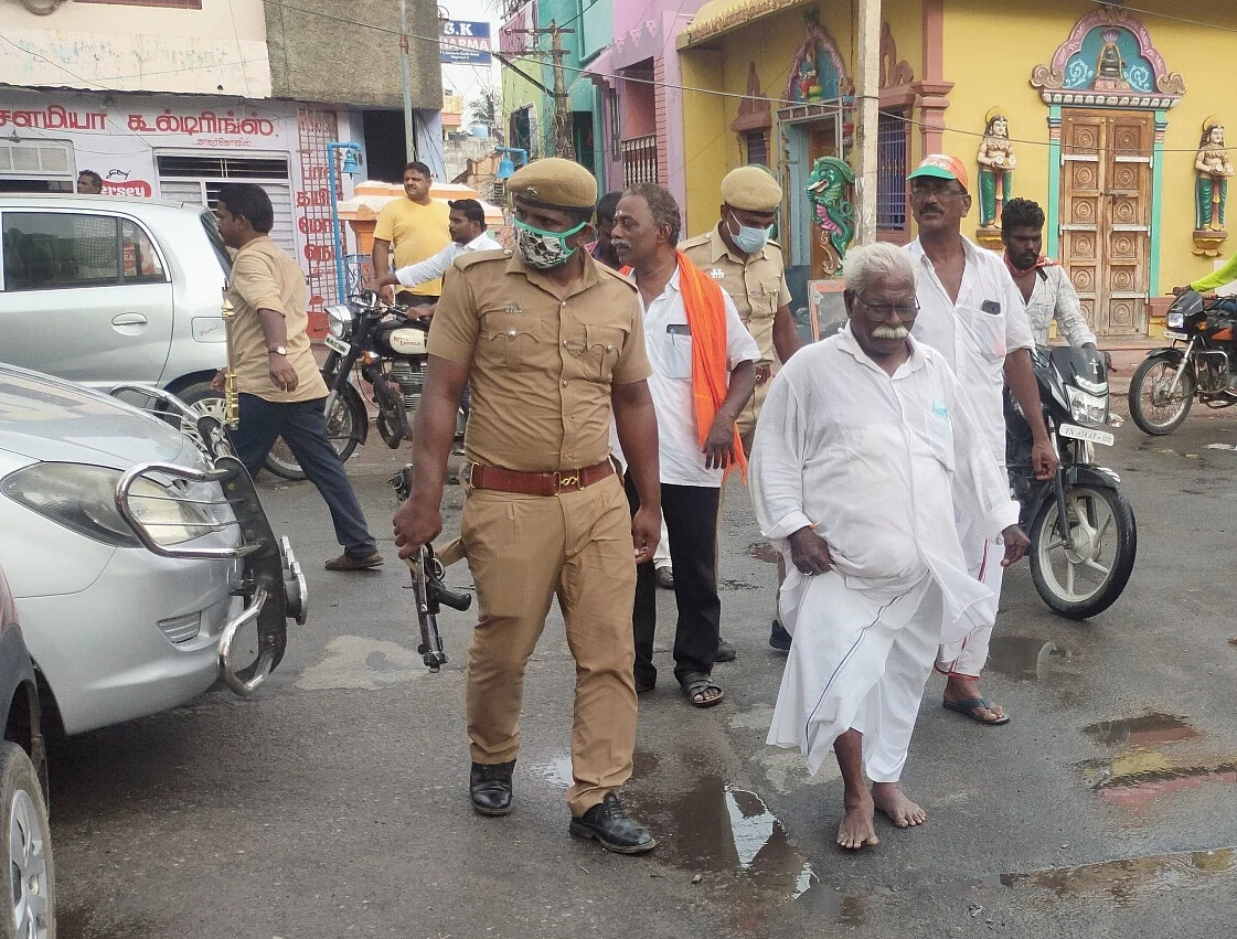 செருப்பு அணியாத எளியவர் எம்.ஆர்.காந்தி எம்.எல்.ஏ