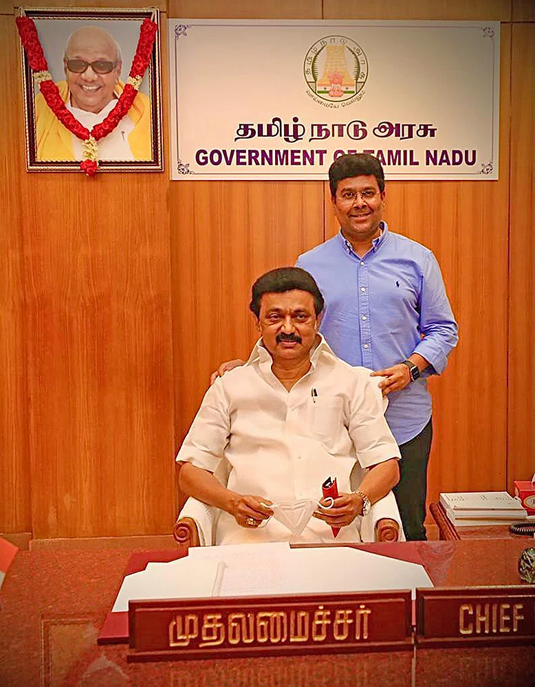 கண்ணீர்... சிரிப்பு... ஆனந்தம்... தலைமைச் செயலகத்தில் முதல் நாள்!