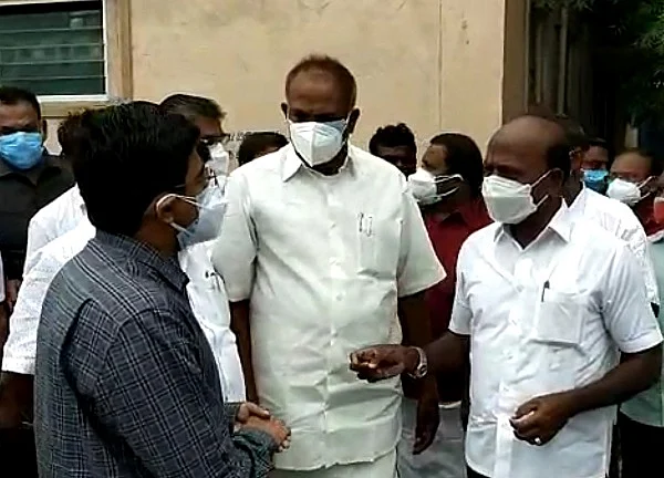 அதிகாரிகளுக்கு ஆலோசனை வழங்கும் அமைச்சர்
