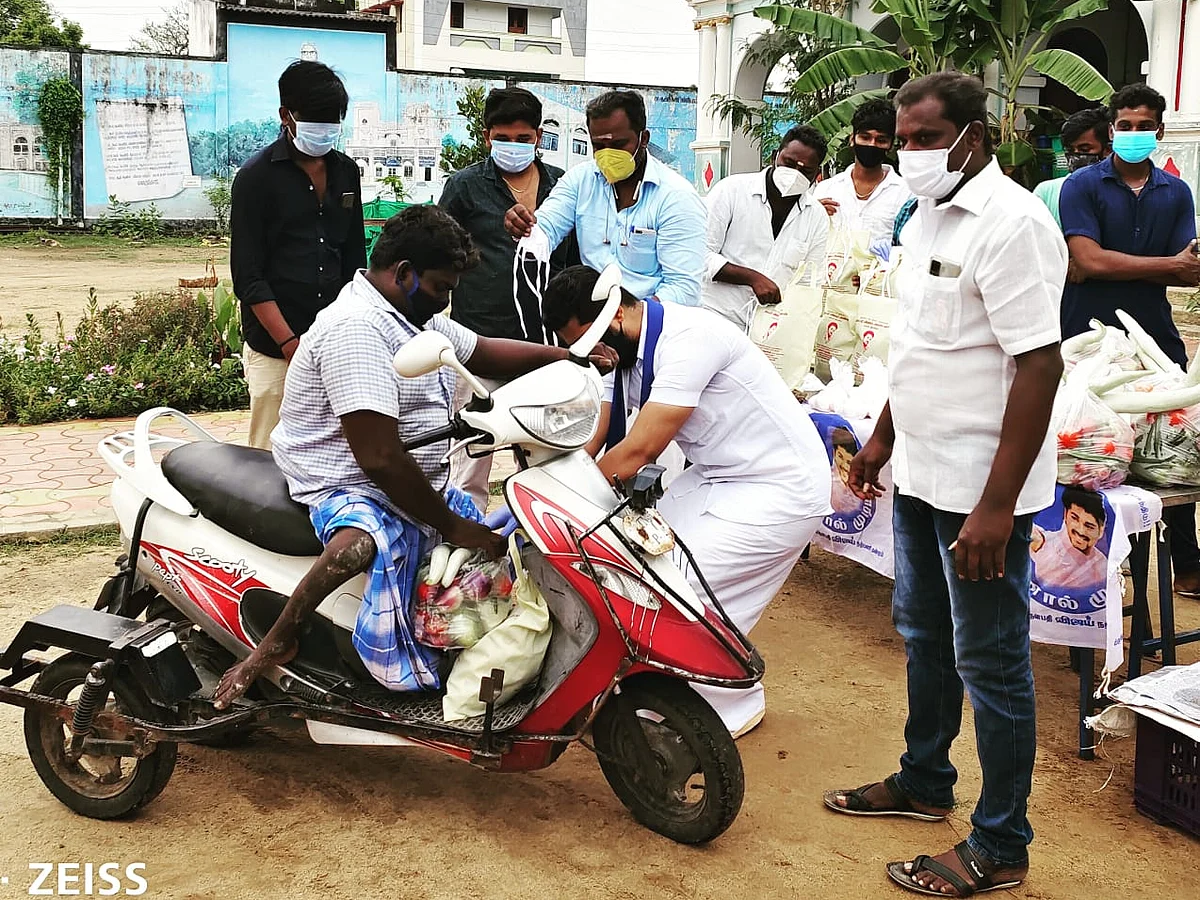 ஊரடங்கு: 50 மாற்றுத் திறனாளிகளுக்கு நிவாரண உதவி வழங்கிய விஜய் ரசிகர்கள்!