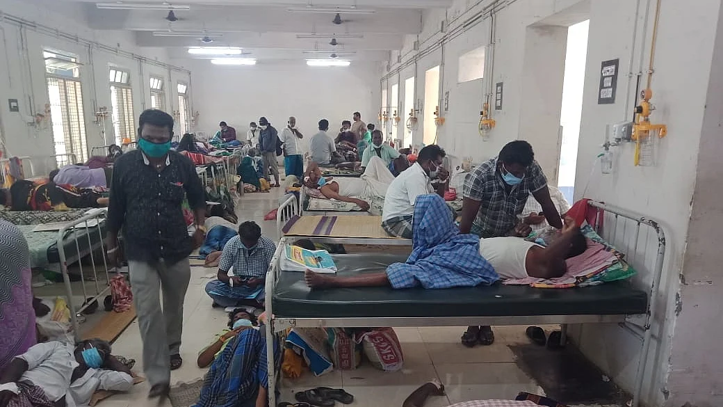 தரையில் கிடத்தப்பட்டுள்ள பத்திரிகையாளர் உடல்