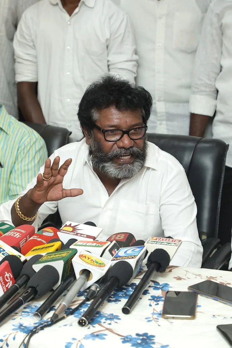 பத்திரிக்கையாளர்களைச் சந்தித்த கருணாஸ்