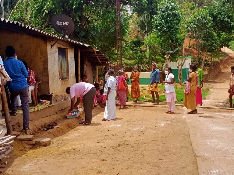 நீலகிரி: தடுப்பூசியைக் கண்டால் காட்டுக்குள் ஒளியும் பழங்குடிகள்... மீட்டு அறிவுறுத்தும் அதிகாரிகள்!