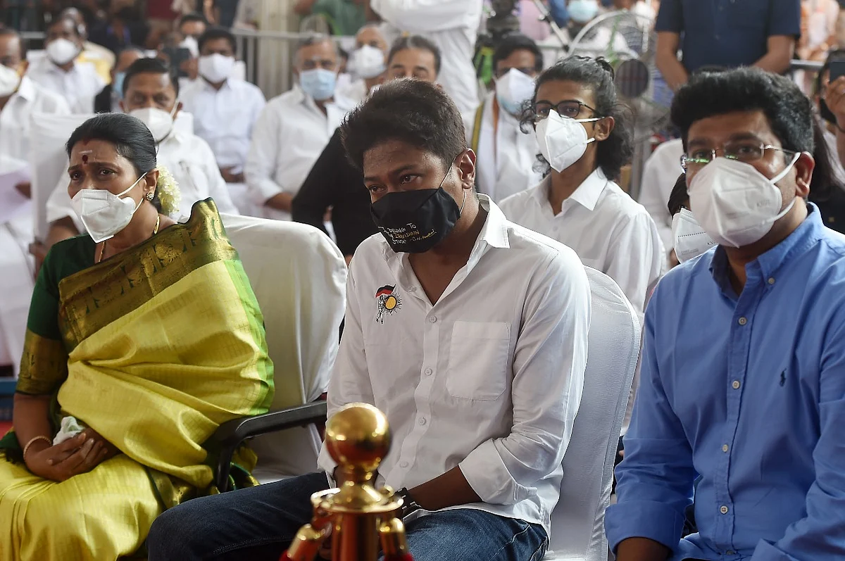 முதலமைச்சர் பதவியேற்பு விழாவில் துர்கா ஸ்டாலின், உதயநிதி