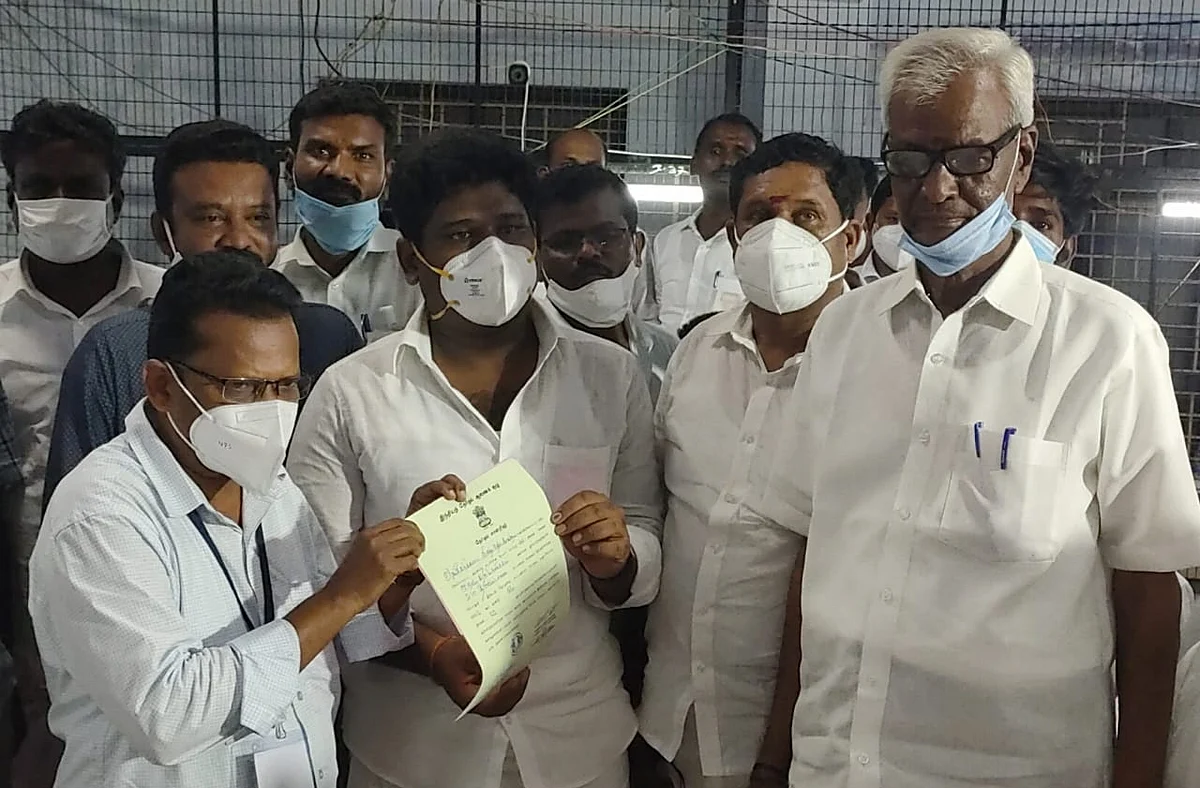 வெற்றிச் சான்றிதழைப் பெற்றபோது...