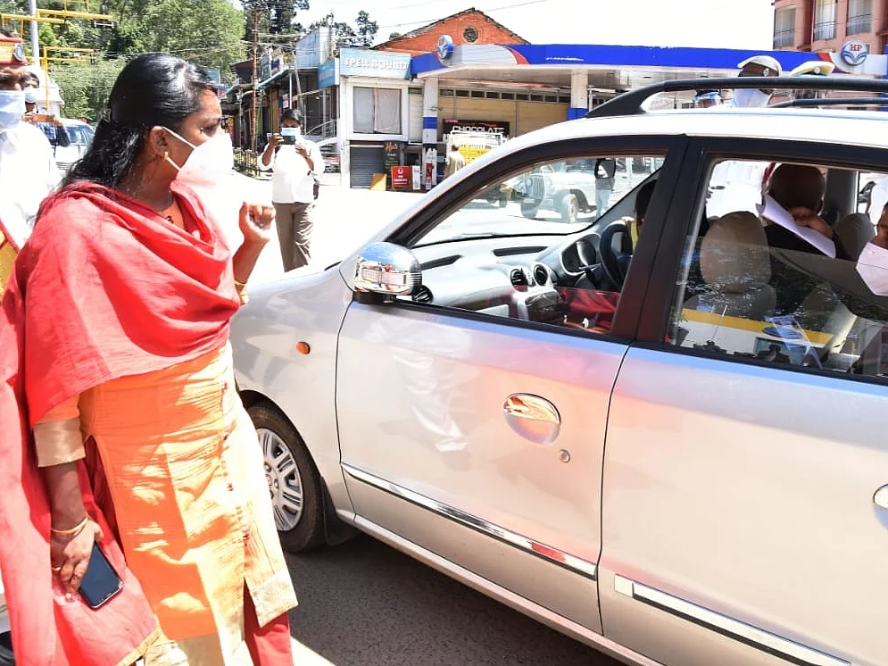 நீலகிரி: கட்டுக்கடங்காத மக்கள்; படையெடுக்கும் வாகனங்கள்... எச்சரித்து அனுப்பிய கலெக்டர்!