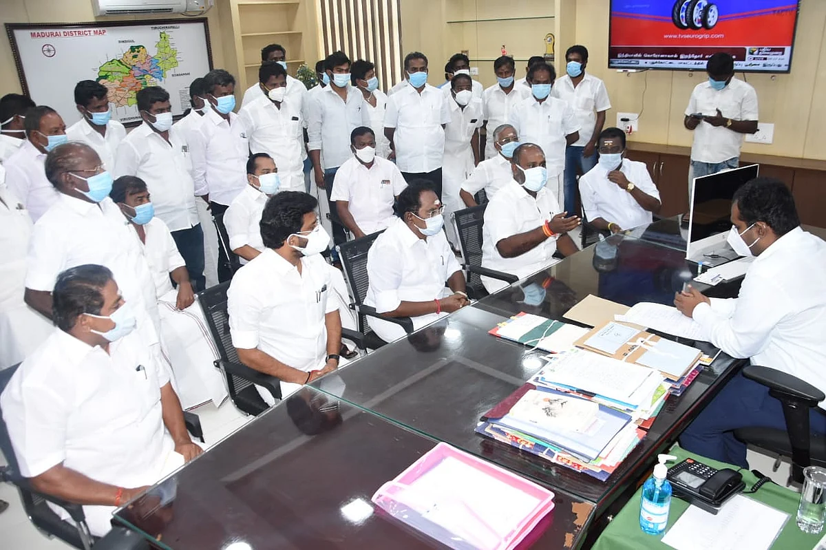 கலெக்டரிடம் கோரிக்கை வைக்கும் அதிமுக எம்.எல்.ஏக்கள்