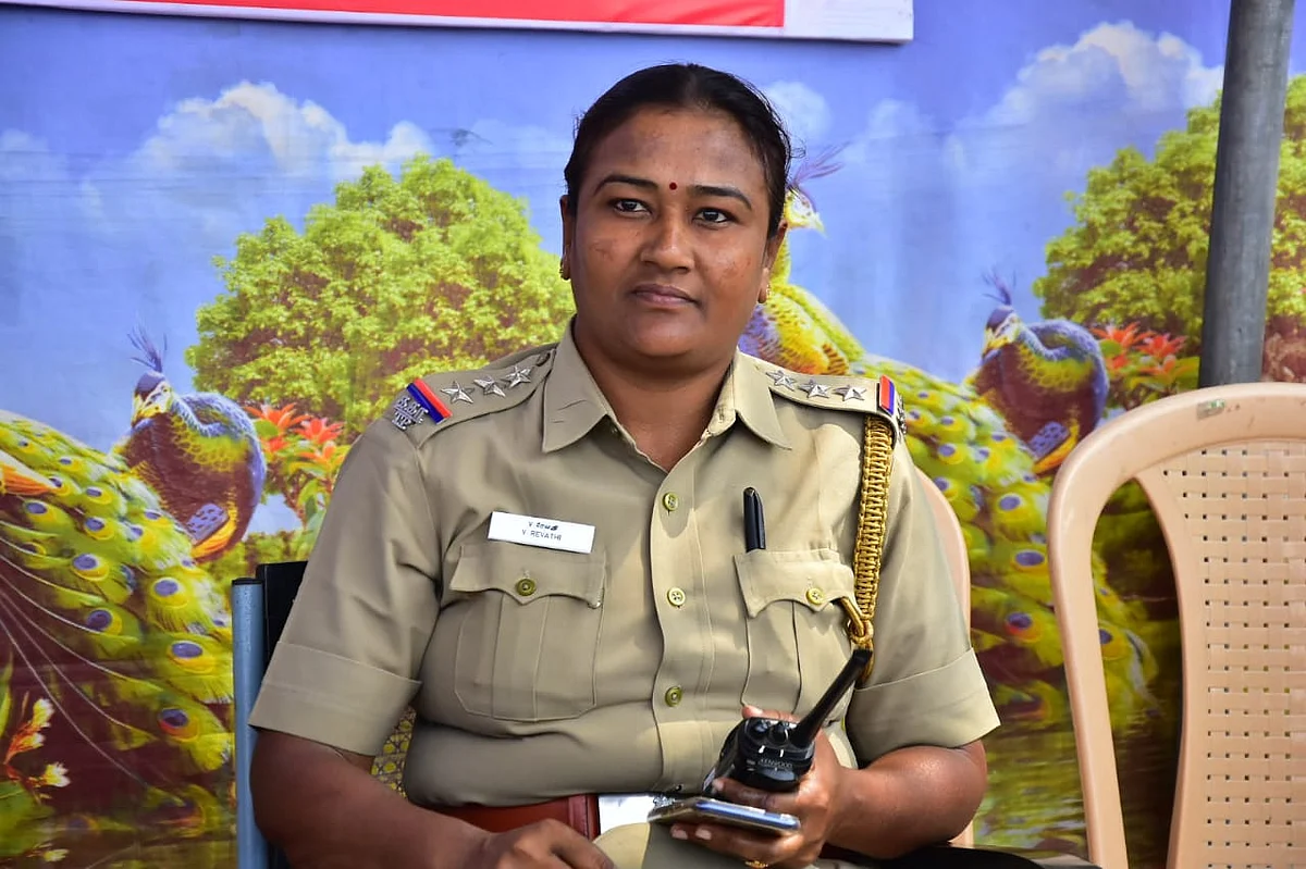 எஸ்.பி.இன்ஸ்பெக்டர் ரேவதி.