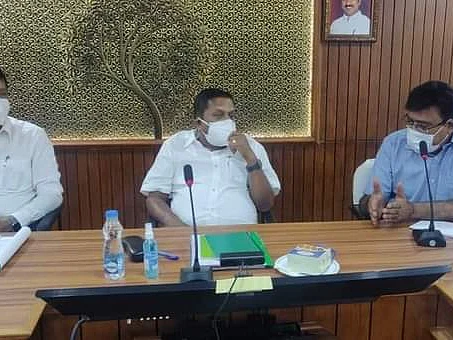 கட்சியினரோடு ஆய்வுக் கூட்டத்தில் பங்கேற்ற வனத்துறை அமைச்சர் - ரகசிய காப்பை மீறியதாக சர்ச்சை