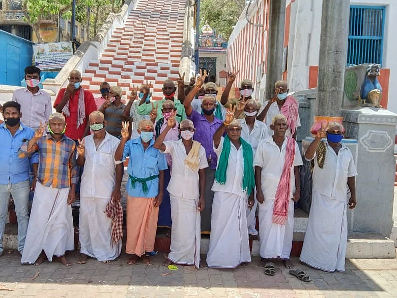 புதுக்கோட்டை: `விஜயபாஸ்கர் கொரோனாவிலிருந்து மீண்டு வரணும்'- முடி காணிக்கை செலுத்திய அதிமுக-வினர்