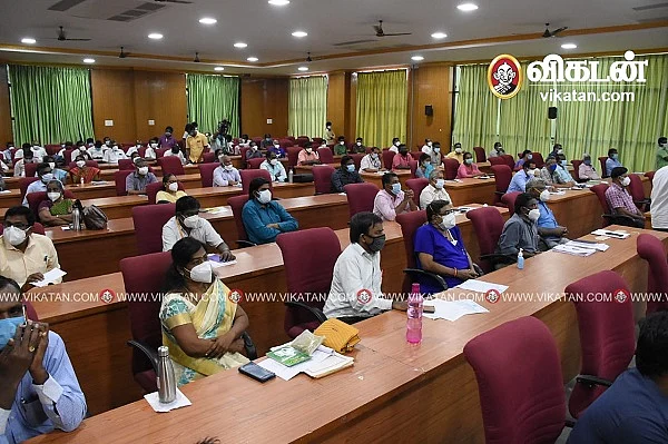ஆலோசனைக் கூட்டத்தில் பங்கேற்ற அதிகாரிகள்