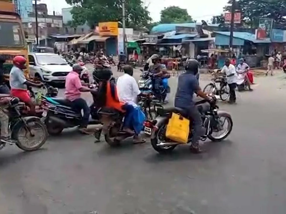தடுமாறும் ஊரடங்கு: அரசின் தளர்வுகளால் எல்லை மீறுகின்றனரா மக்கள்?