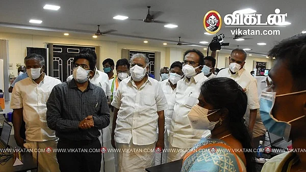 கொரோனா கட்டுப்பாட்டு மையத்தில் அமைச்சர் ஐ.பெரியசாமி