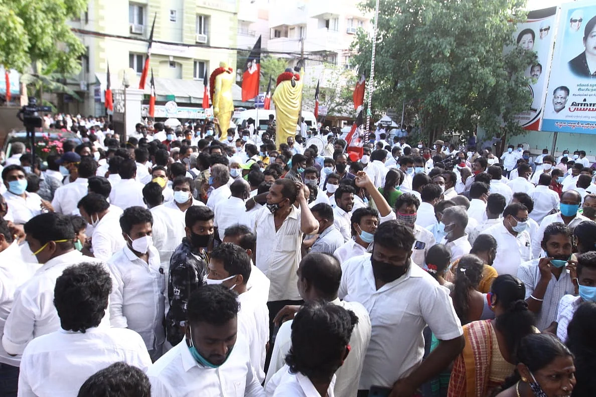 'கூச்சல்; குழப்பம்;அதிமுக எம்.எல்.ஏ-க்கள் கூட்டம் திங்கள் கிழமைக்கு ஒத்திவைப்பு!'#NowAtVikatan