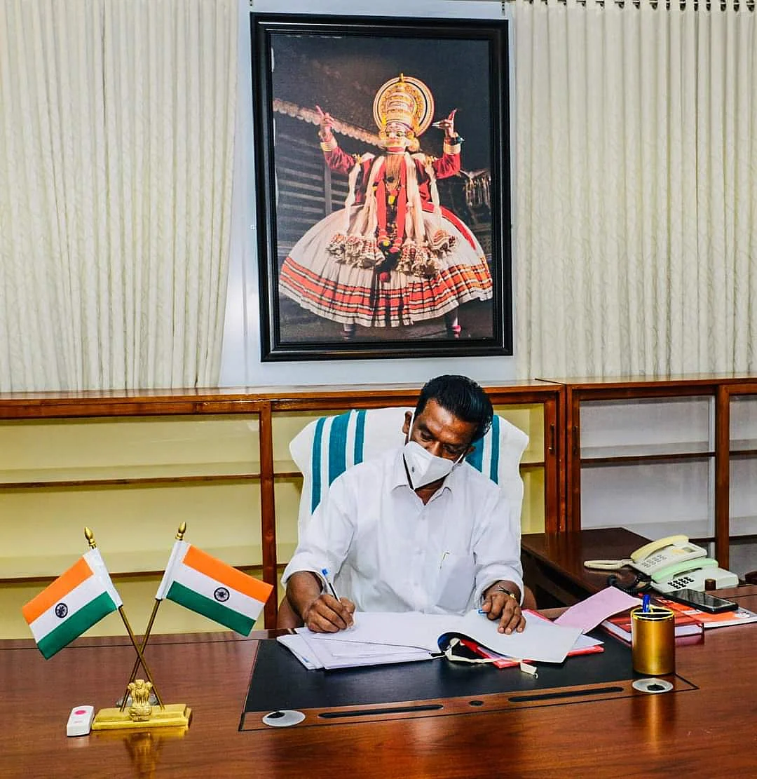 தேவசம்போர்டு அமைச்சராக பொறுப்பேற்றுக்கொண்ட ராதாகிருஷ்ணன்