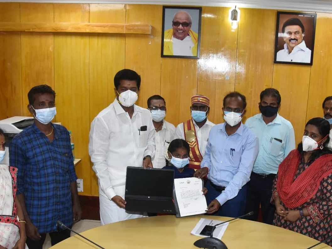 லேப்டாப் வாங்க சேமித்த பணத்தை நிவாரண நிதிக்கு கொடுத்த சிறுமி; லேப்டாப் பரிசளித்த எம்.எல்.ஏ!