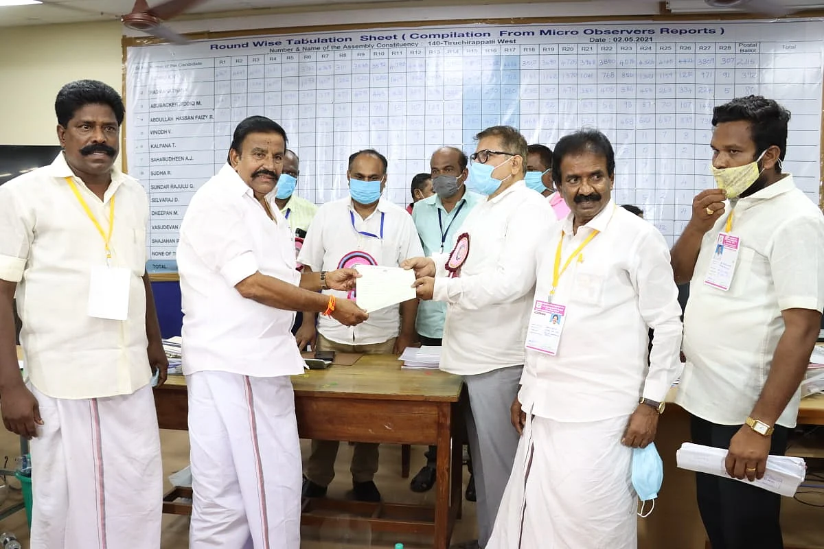 கே.என்.நேரு வெற்றிபெற்று சான்றிதழ் பெற்றபோது...