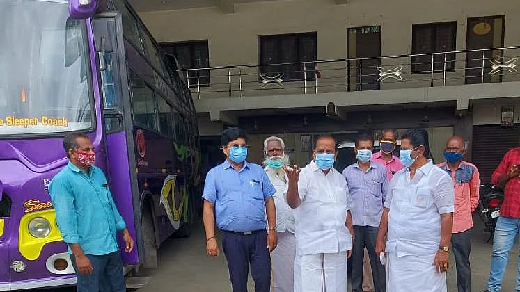 பேருந்தை ஒப்படைக்கும் சேகர்