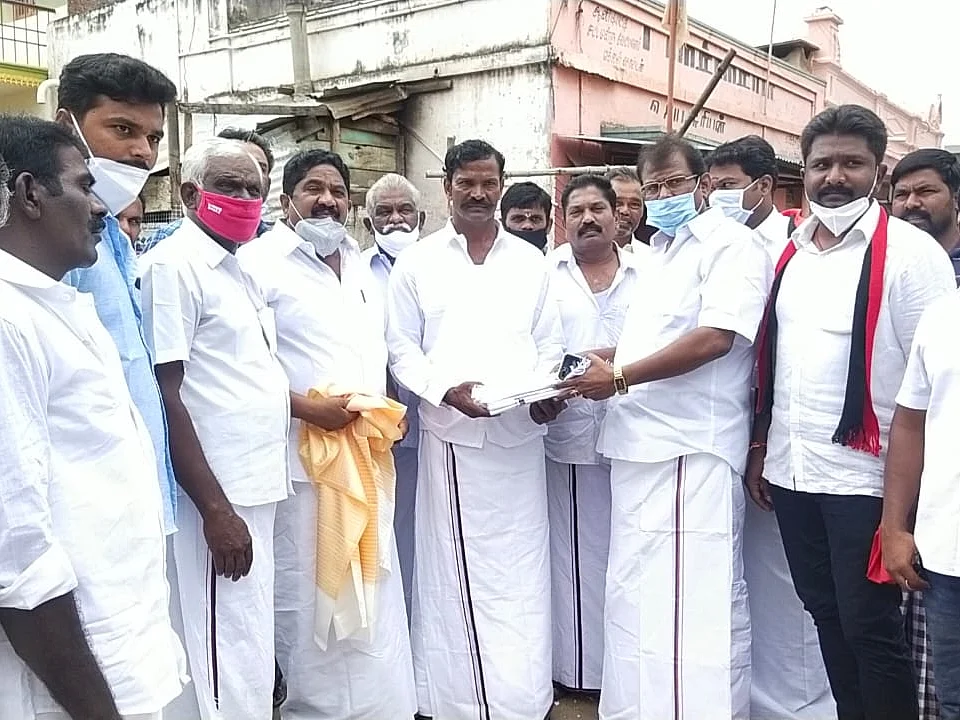 'முதல்வரான ஸ்டாலின்; 10 ஆண்டுகளுக்குப் பிறகு வெள்ளைச் சட்டைக்கு மாறிய தி.மு.க நிர்வாகி!'