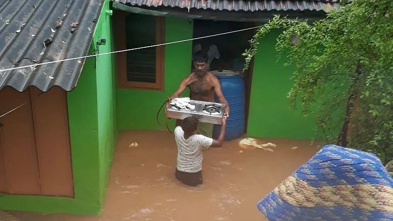 மழையால் வீடுகளுக்குள் புகுந்த தண்ணீர்