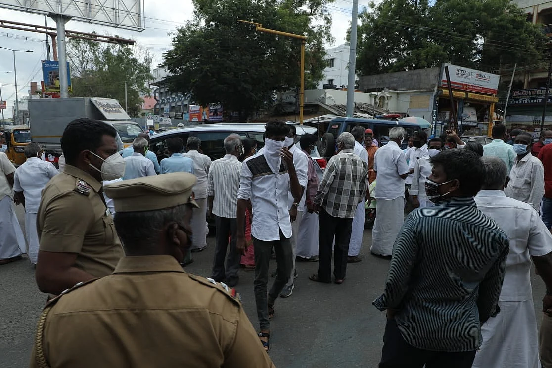 போராட்டத்தில் ஈடுபட்ட அ.தி.மு.க-வினர்
