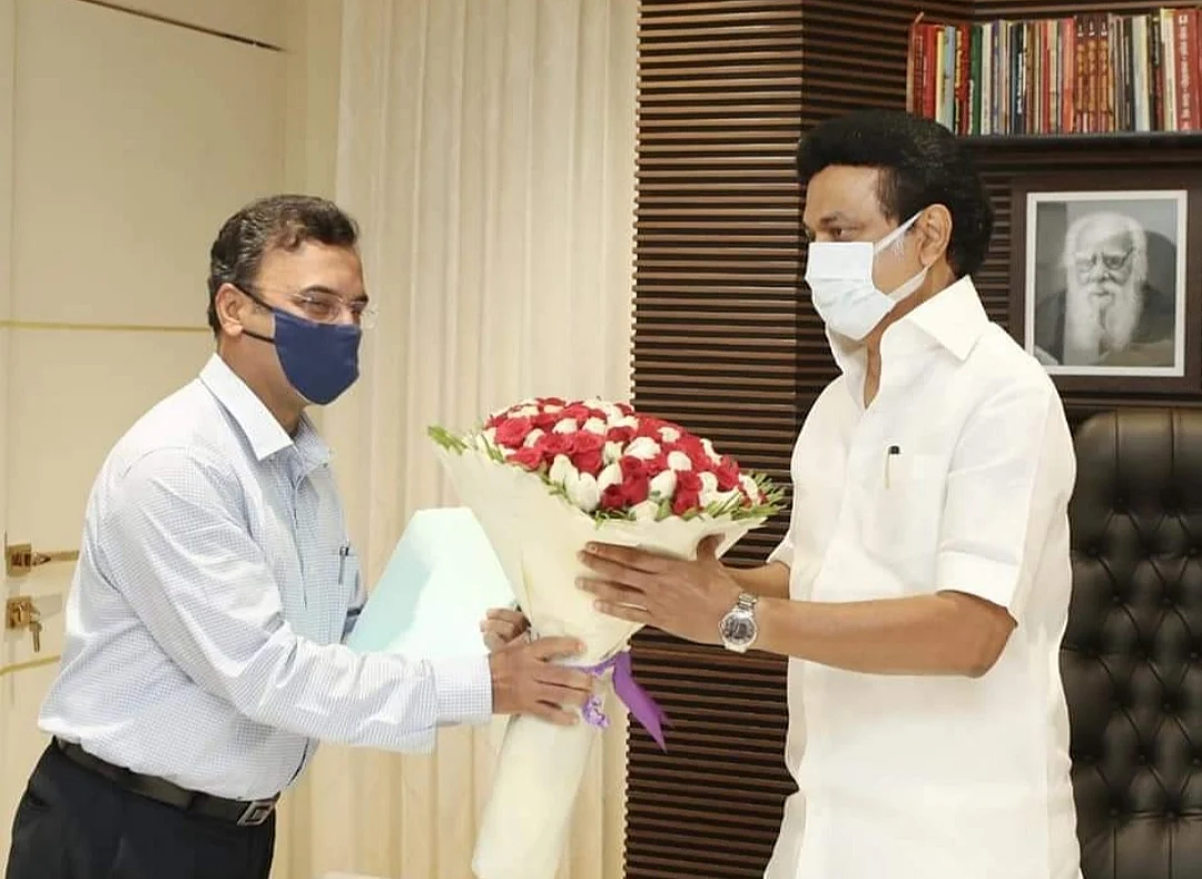 பொக்கேவுடன் ஸ்டாலின்