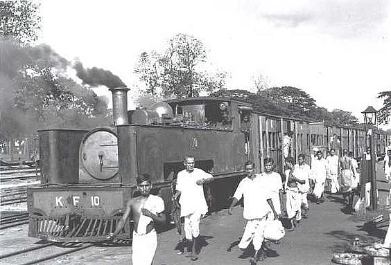 ரயிலில் வந்திறங்கும் பயணிகள்